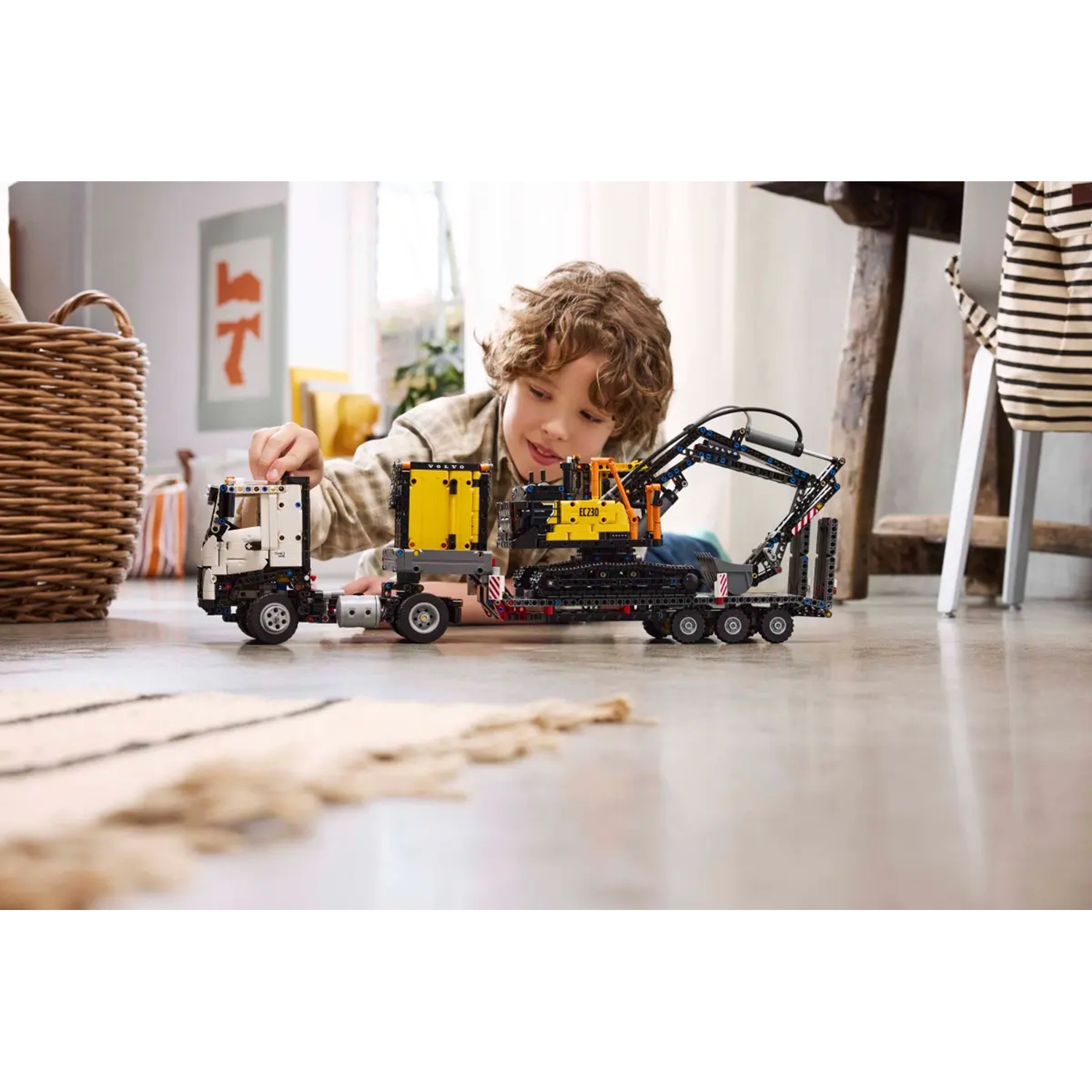 LEGO 42175 Technic Volvo FMX LKW mit EC230 Electric